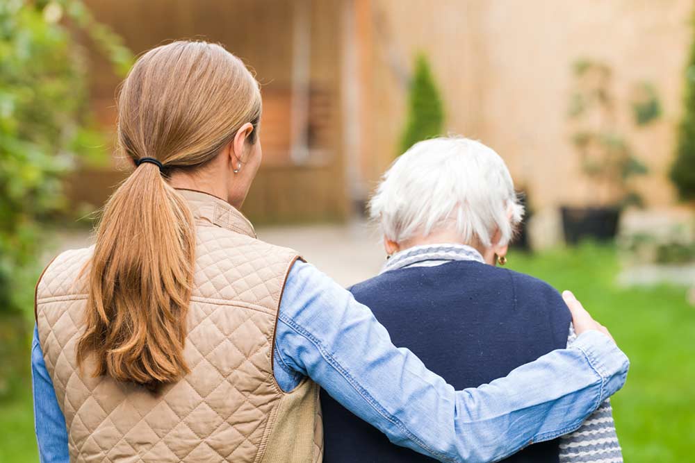 vrouw-met-senior-man-in-tuin.jpg