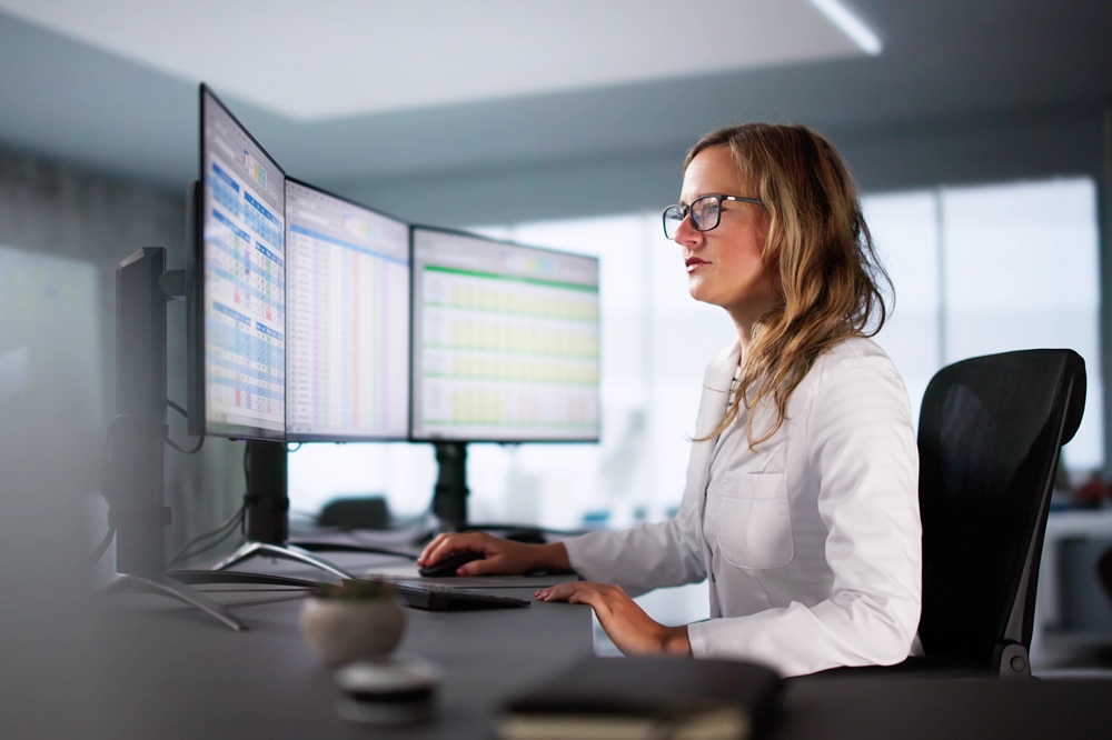 vrouw achter computer