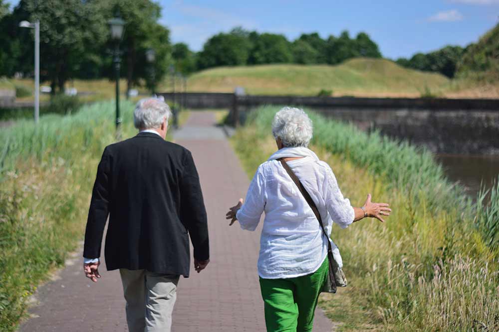 senior stel wandelt buiten