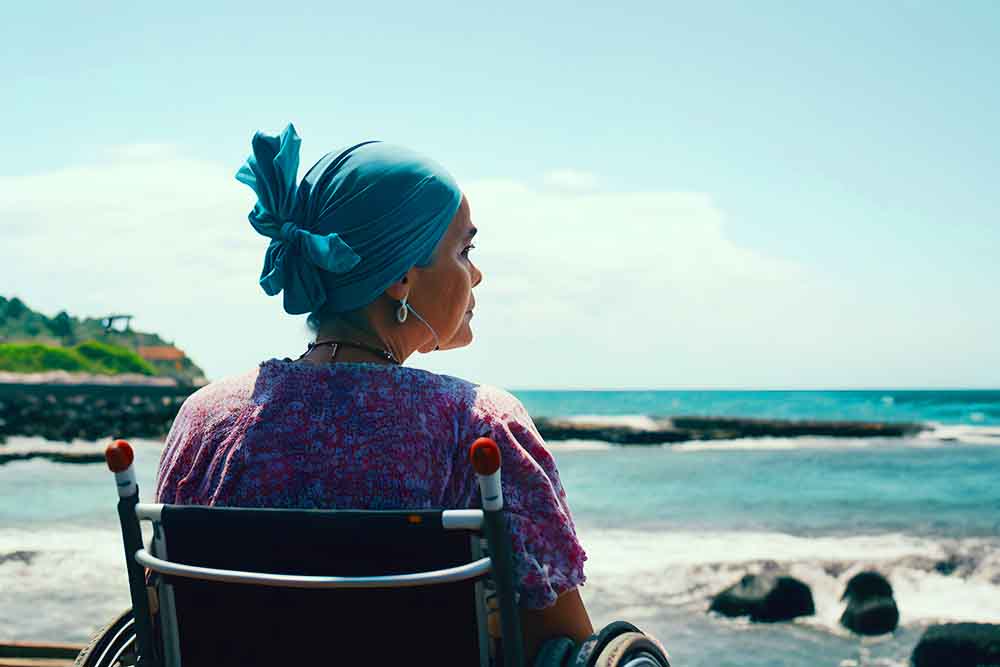 vrouw met hoofddoek aan zee