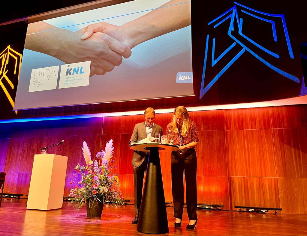 Thijs Merkx (IKNL) en Bente Jorritsma (DICA) tekenen de intentieverklaring op het NKR-symposium