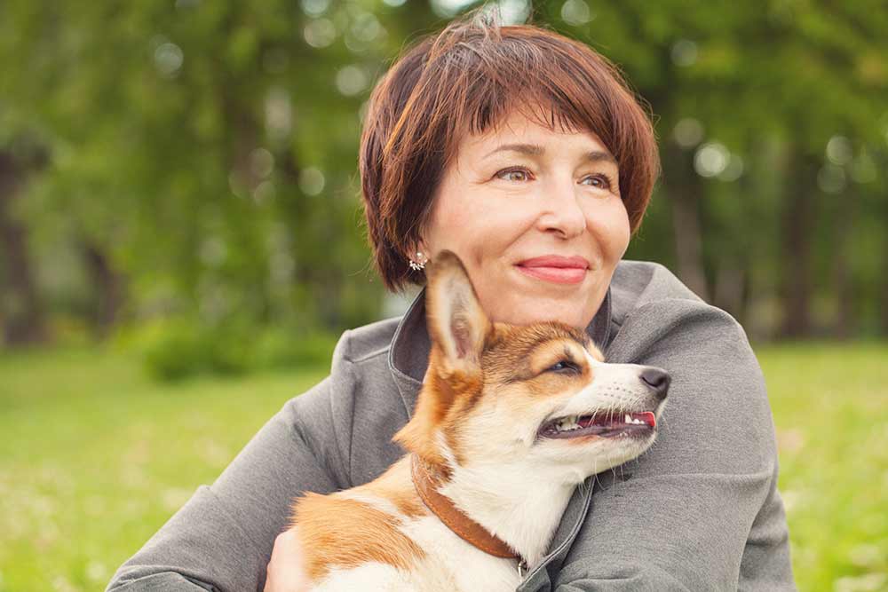 vrouw met hond in park