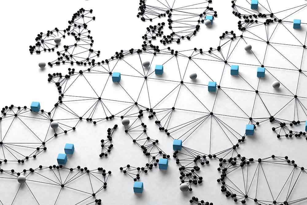 decoratieve afbeelding: schematische weergave Europese kaart met web van verbindingen en punten eroverheen geprojecteerd