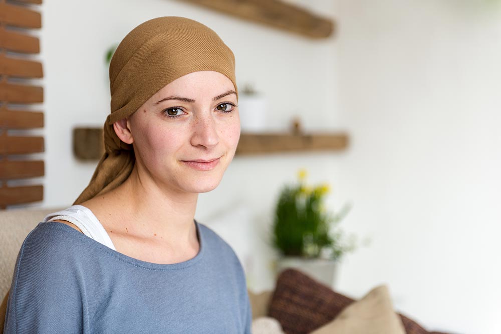 jonge vrouw met hoofddoek door kanker