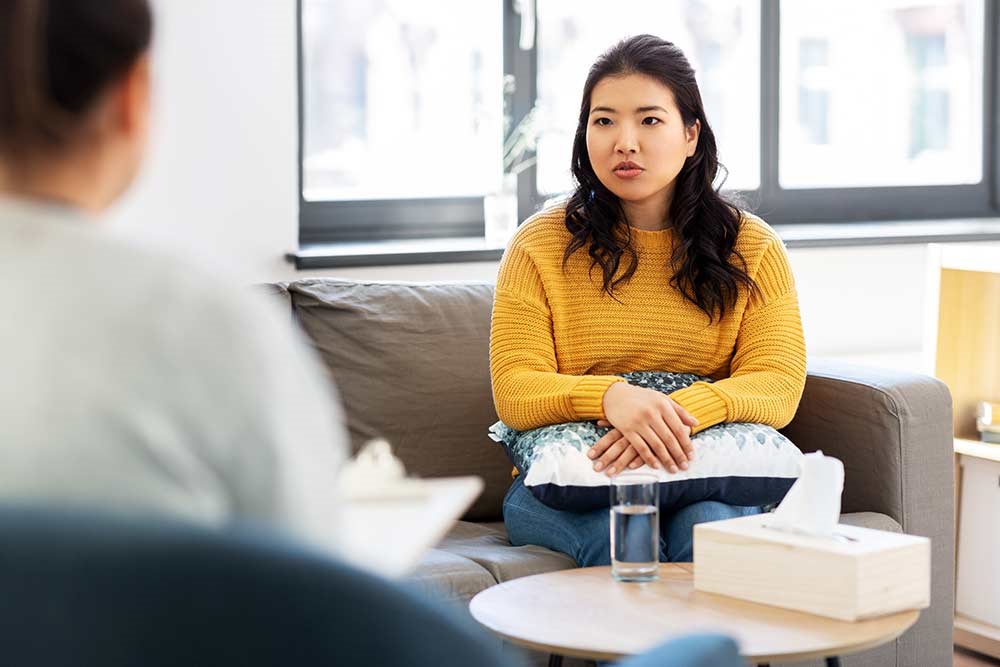 Jonge vrouw in gesprek