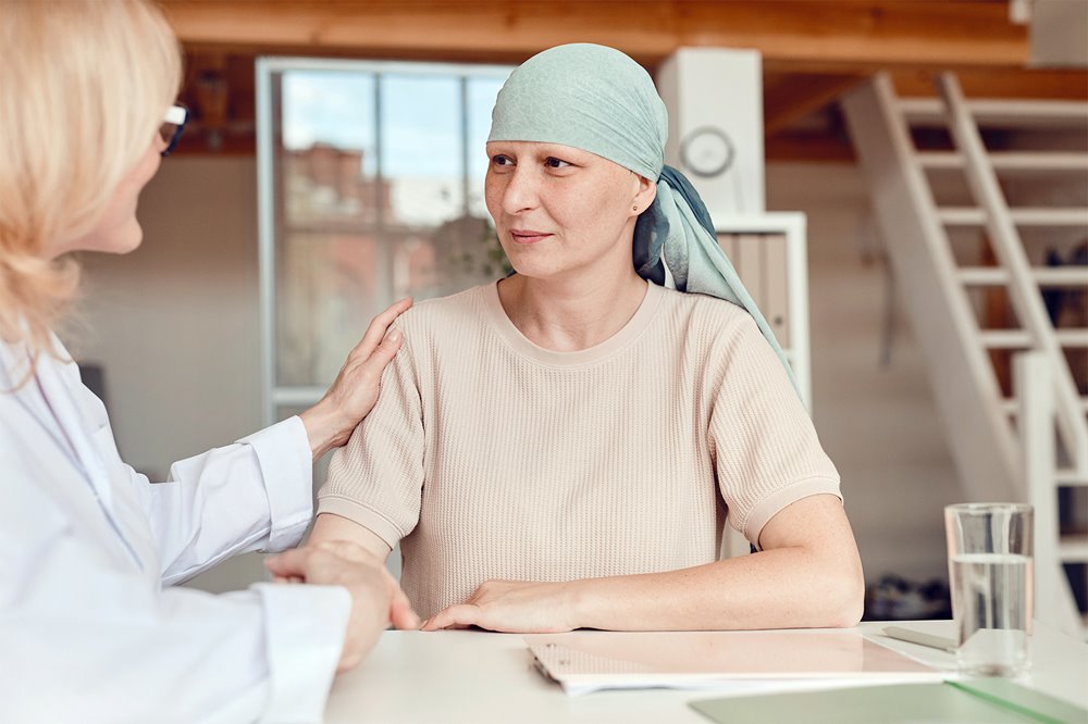 vrouw met hoofddoek in gesprek