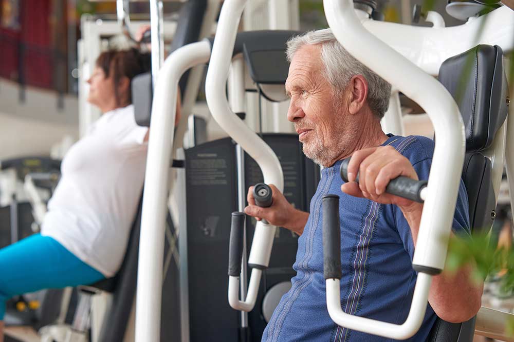 krachttraining oudere man op fitnesstoestel