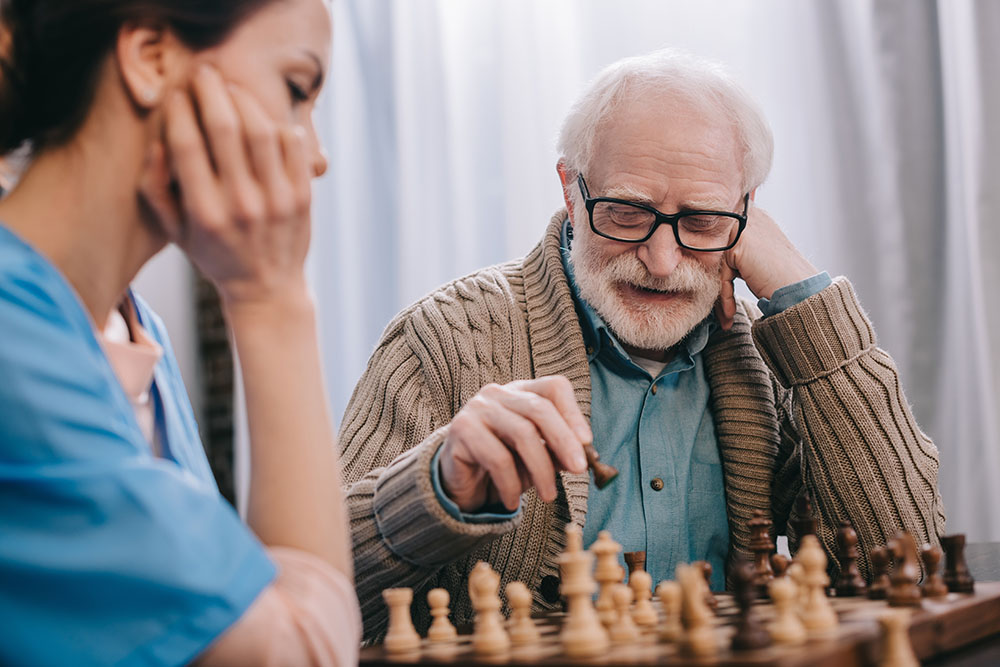 zorgverlener en patient in hospice