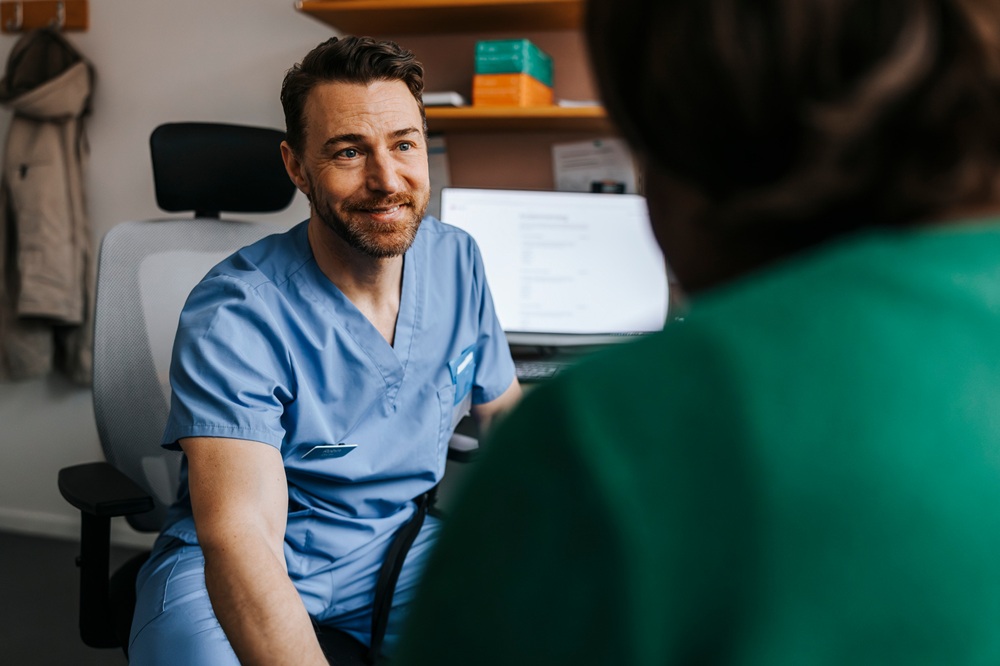 arts in gesprek met patient